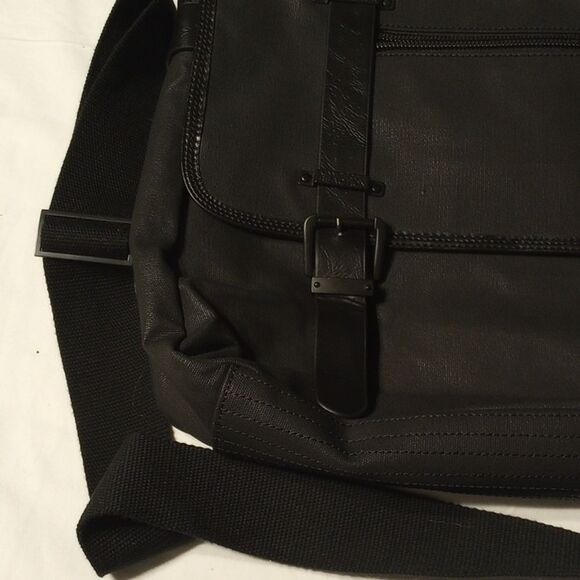 Kenneth Cole Reaction Messenger Bag - Picture 9 of 11